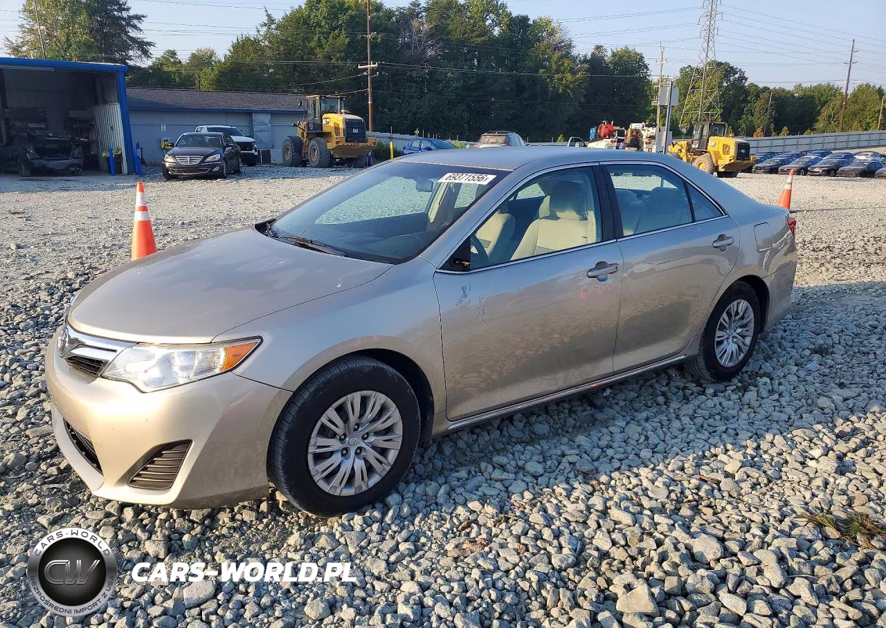2014 Toyota Camry Le – zdjęcie 1 z 12