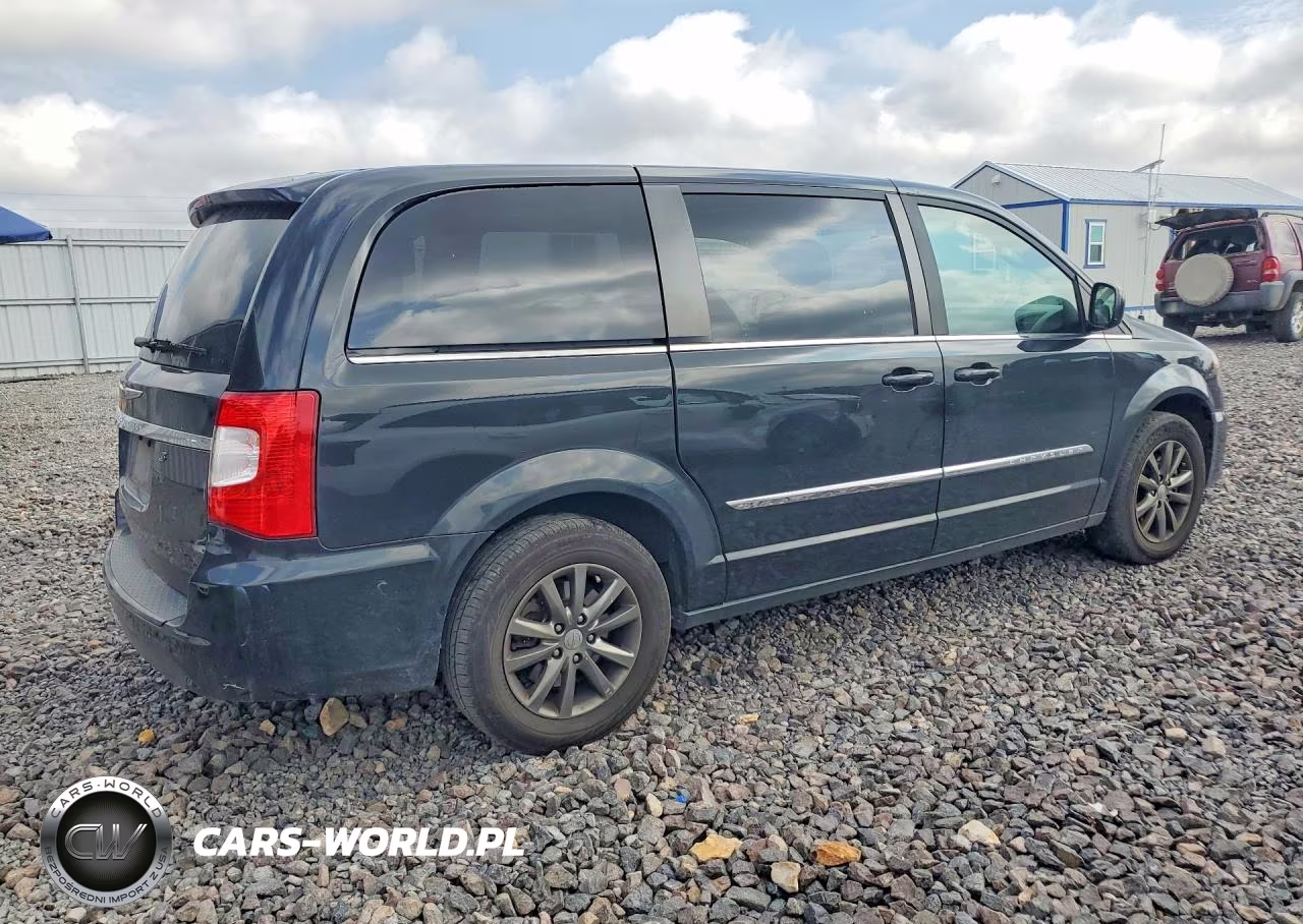 2015 Chrysler Town & Country S VIN:2C4RC1HG9FR590882 - 3