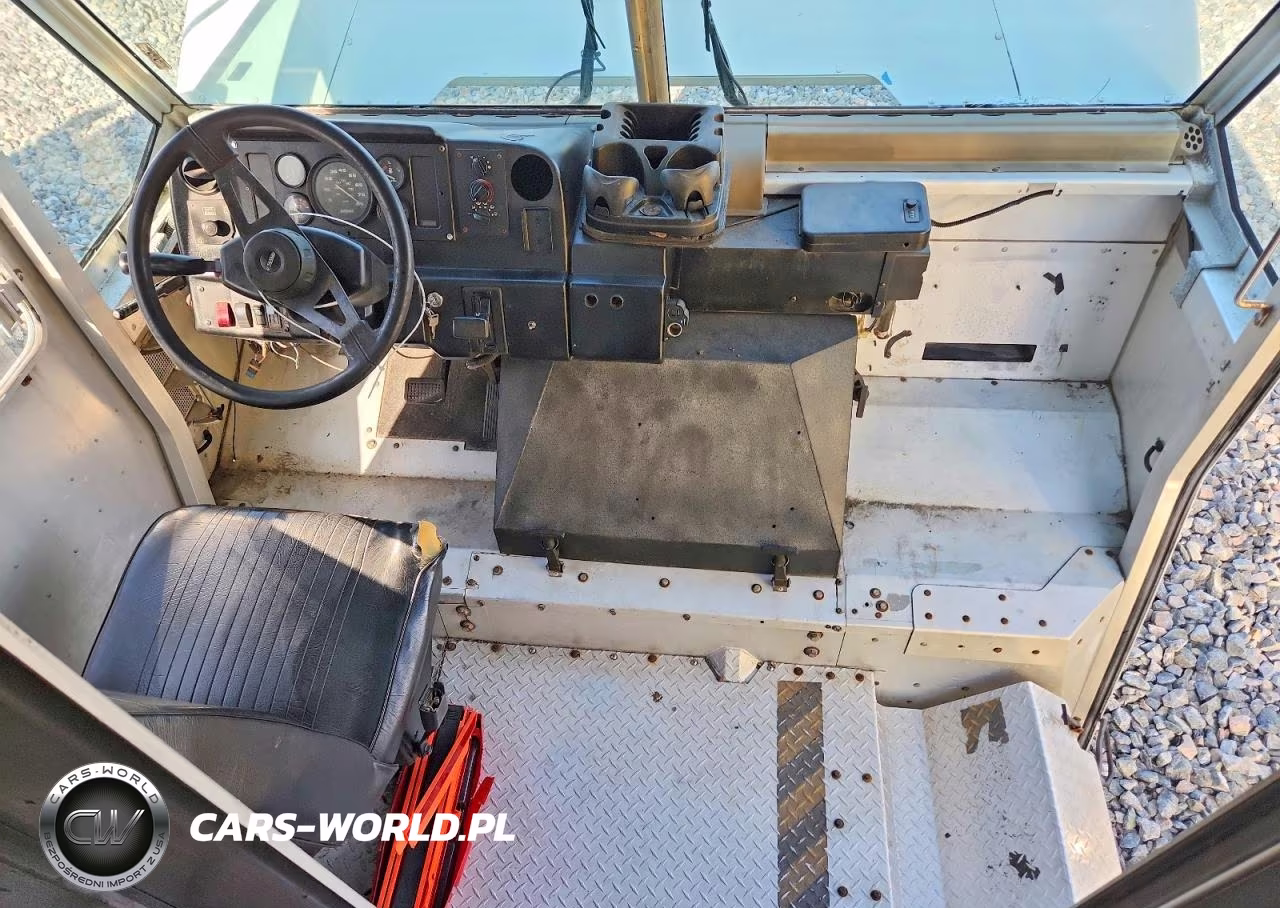 2002 Freightliner Chassis M - Truck Cab And Chassis VIN:4UZAANBW22CK57173 - 8