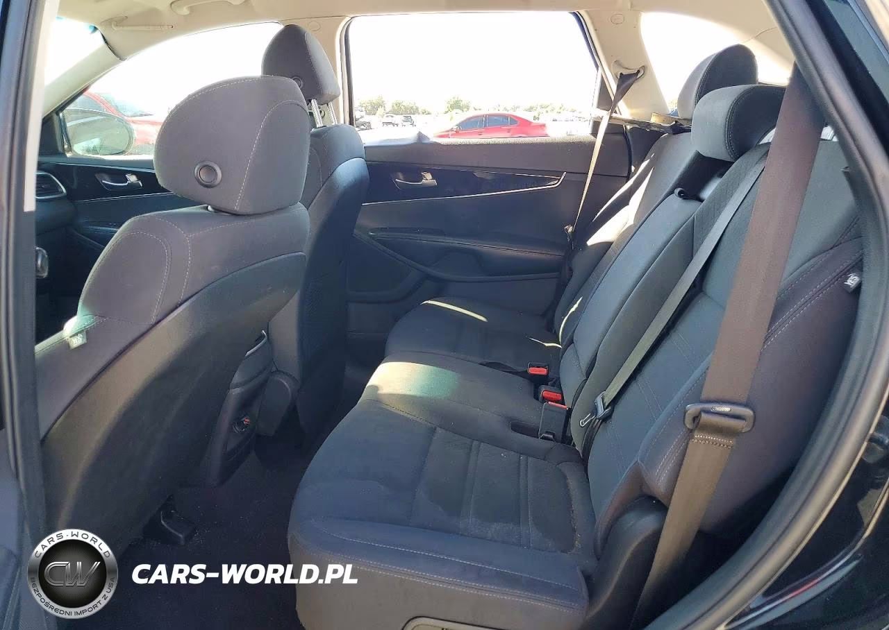 2018 Kia Sorento L VIN:5XYPG4A33JG409650 - 10