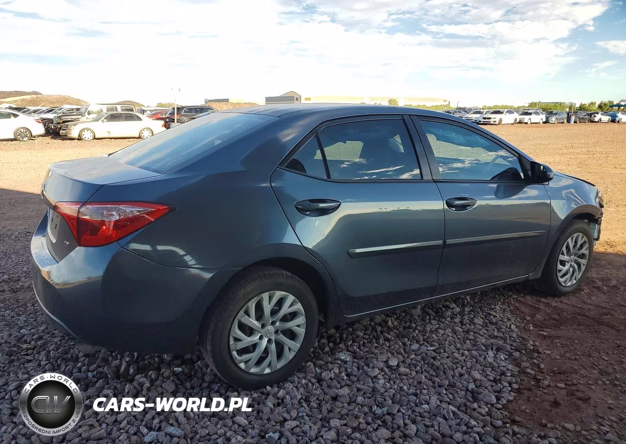 2018 Toyota Corolla Le VIN:2T1BURHE3JC097073 - 3
