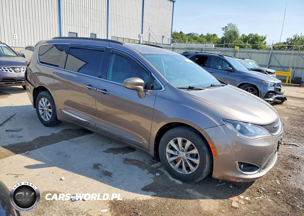 2017 Chrysler Pacifica Touring L VIN:2C4RC1BG7HR803727 - 4