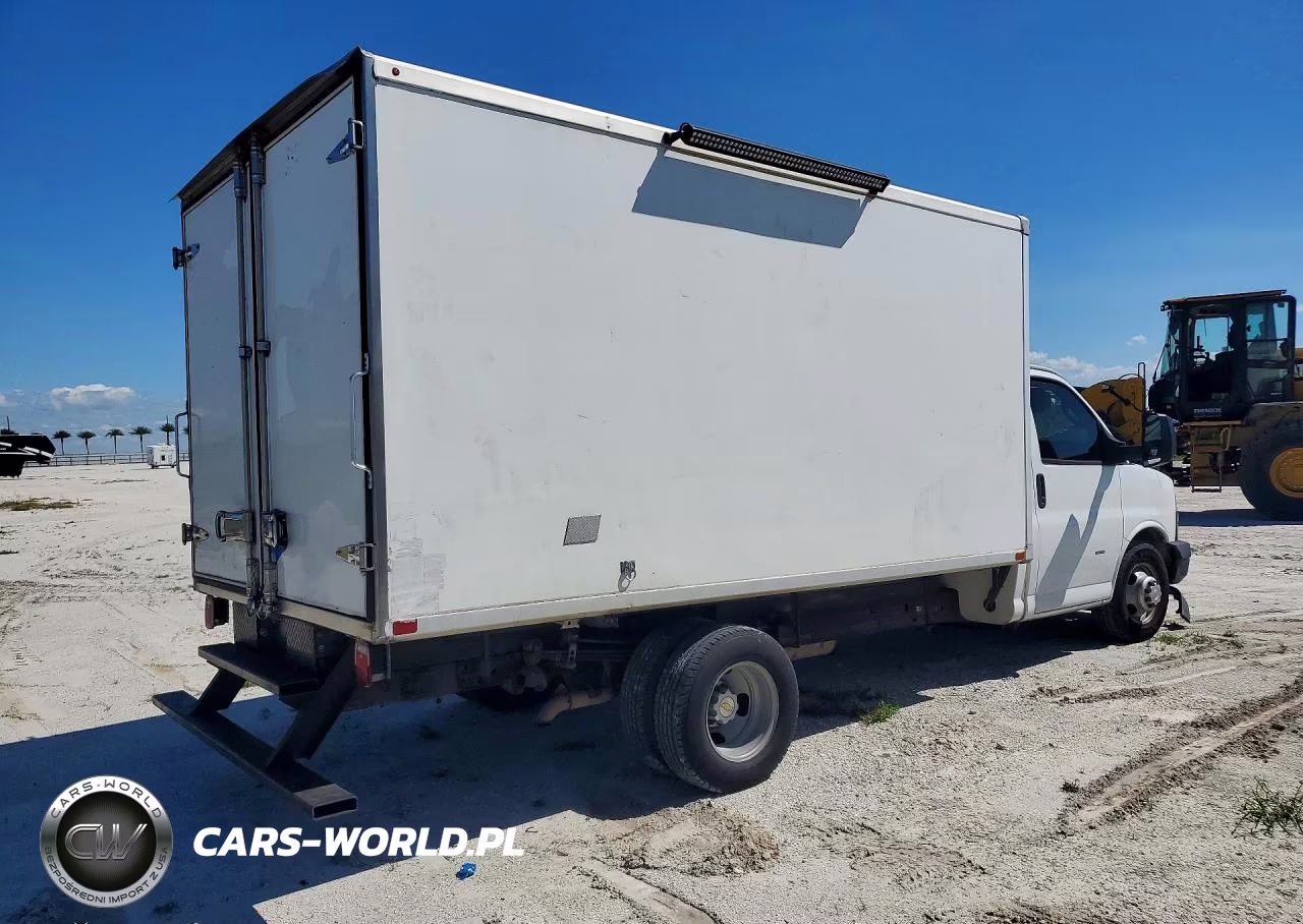 2018 Chevrolet Express Refrigerated Box Truck VIN:1GB0GSFPXJ1235873 - 3