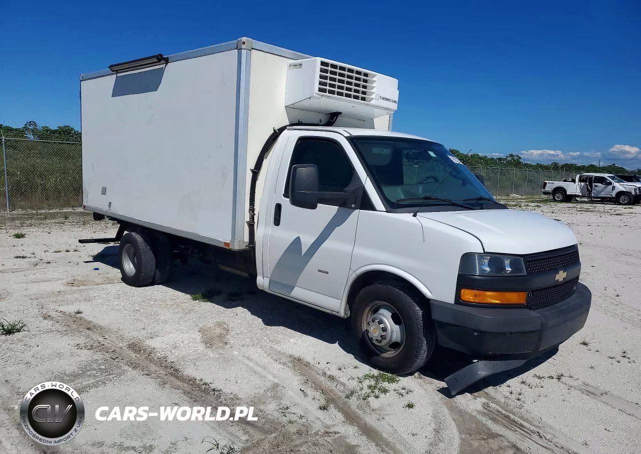2018 Chevrolet Express Refrigerated Box Truck VIN:1GB0GSFPXJ1235873 - 4