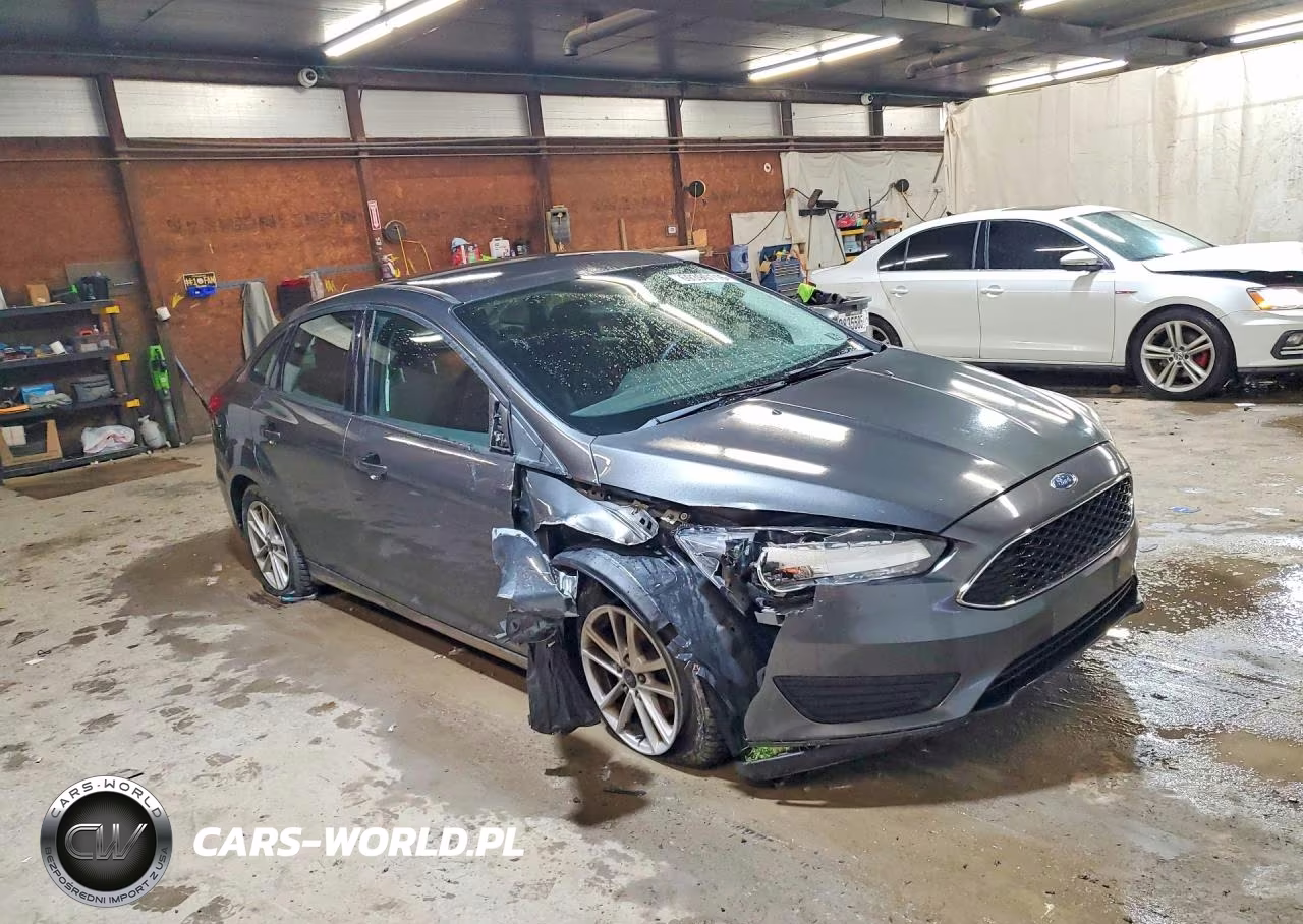2018 Ford Focus Se VIN:1FADP3FE1JL301223 - 4