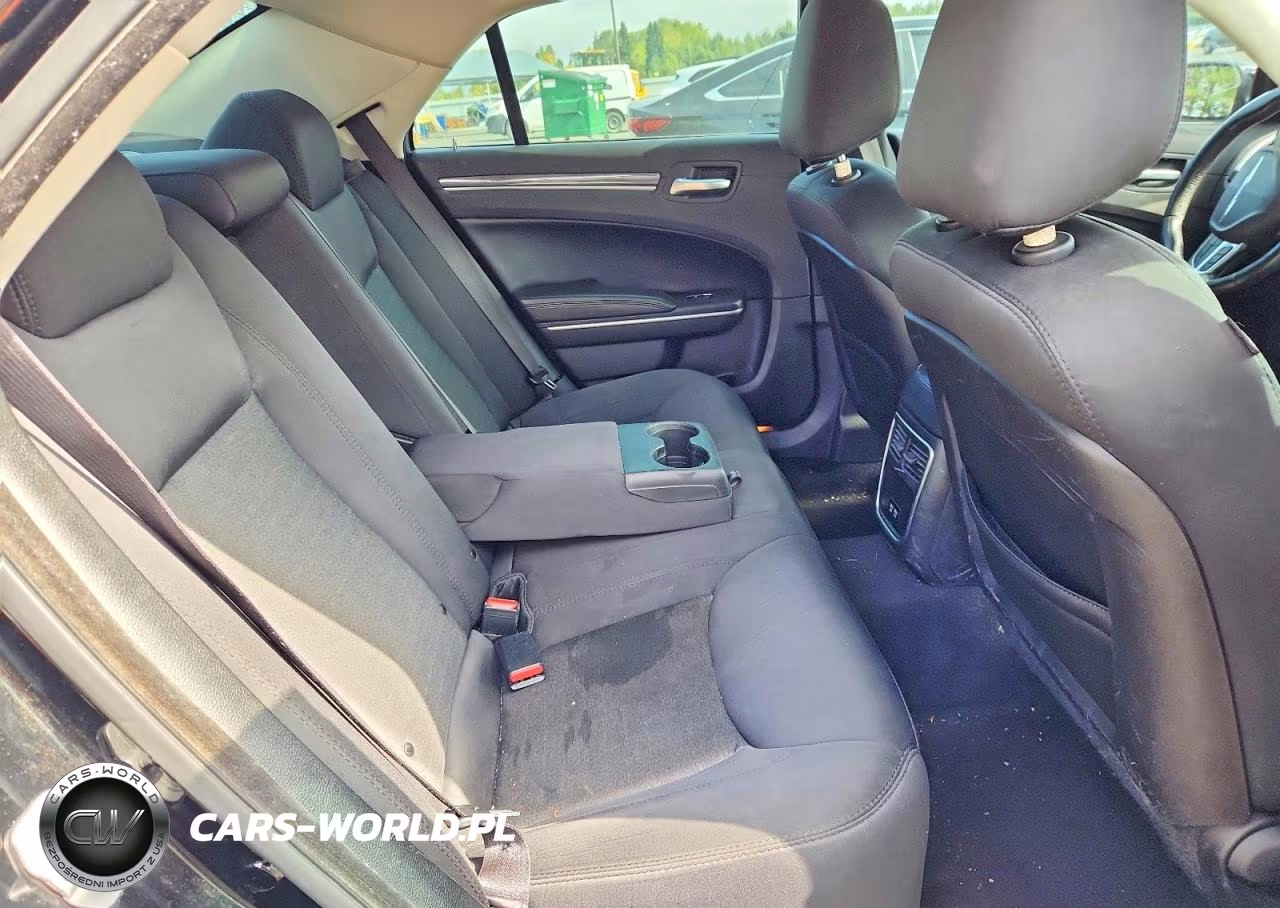 2019 Chrysler 300 Touring VIN:2C3CCAAG4KH590583 - 10