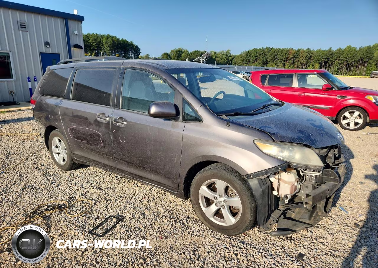 2013 Toyota Sienna Le VIN:5TDKK3DC8DS330691 - 4