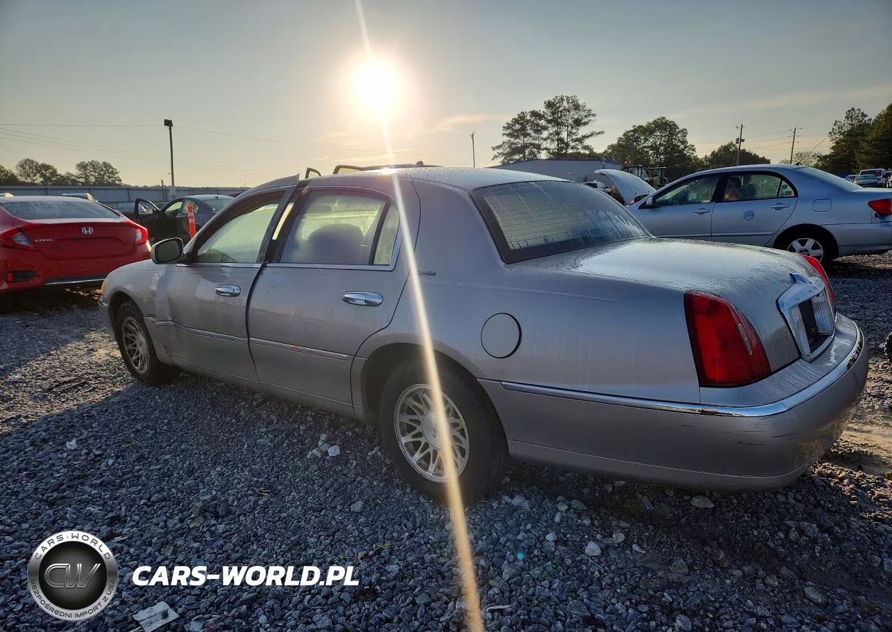 1999 Lincoln Town Car Signature VIN:1LNHM82W3XY618489 - 2
