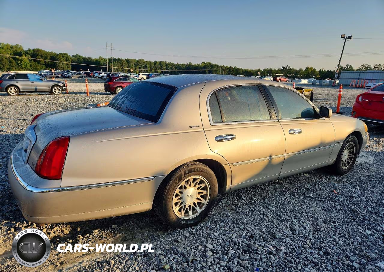 1999 Lincoln Town Car Signature VIN:1LNHM82W3XY618489 - 3