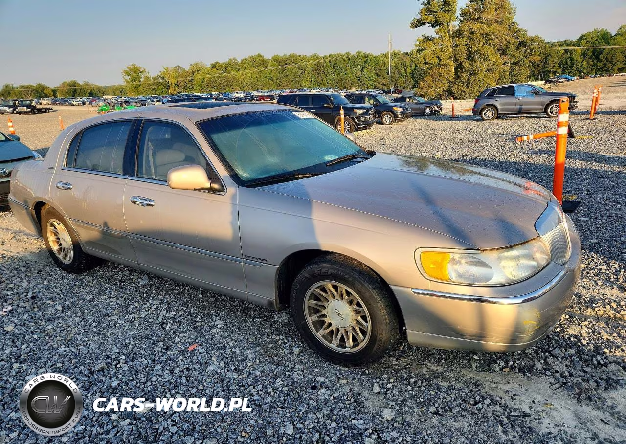 1999 Lincoln Town Car Signature VIN:1LNHM82W3XY618489 - 4