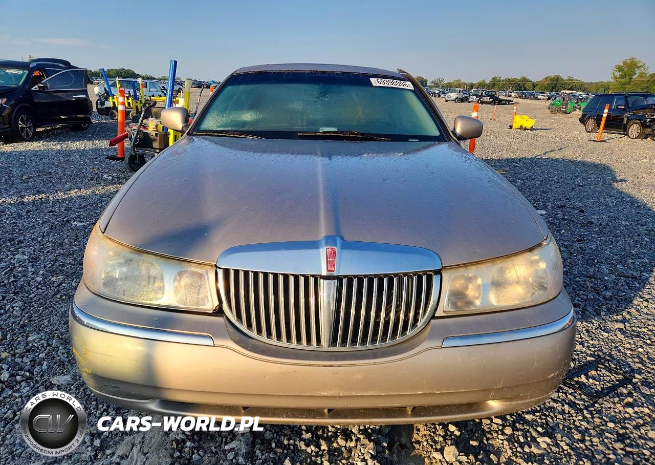 1999 Lincoln Town Car Signature VIN:1LNHM82W3XY618489 - 5
