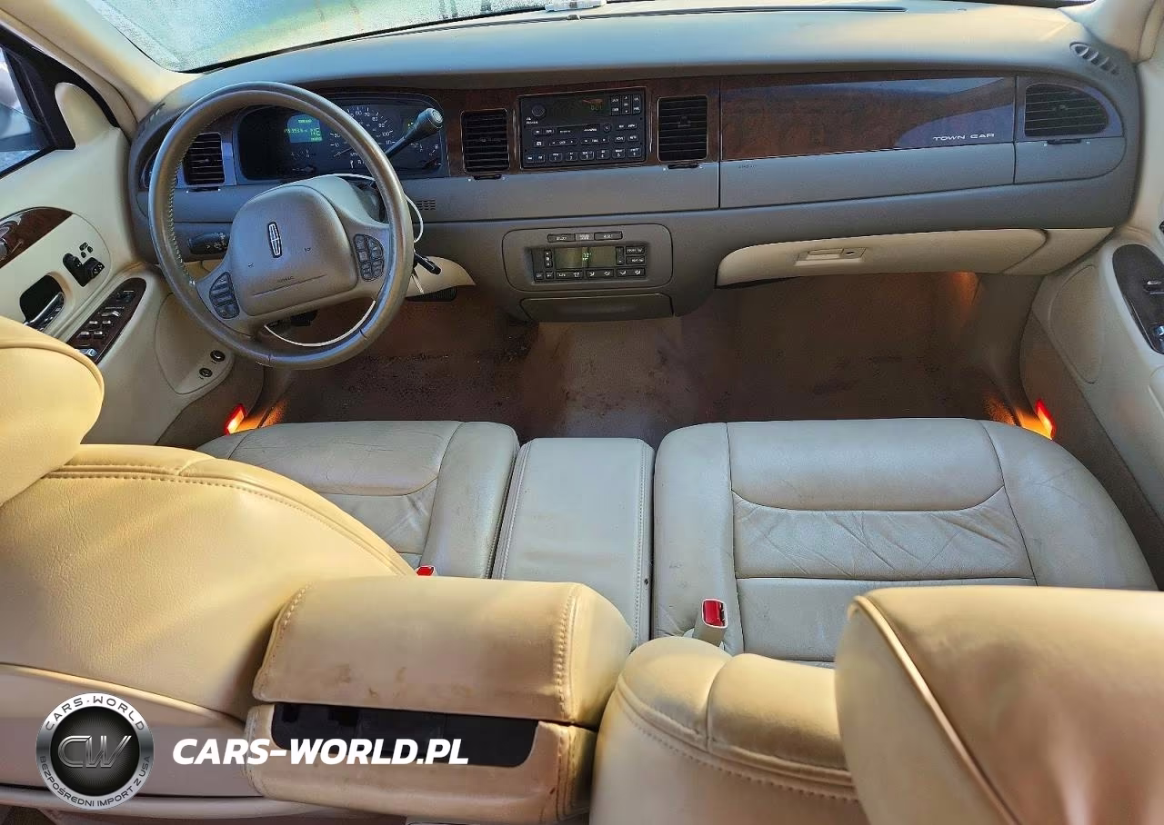 1999 Lincoln Town Car Signature VIN:1LNHM82W3XY618489 - 8