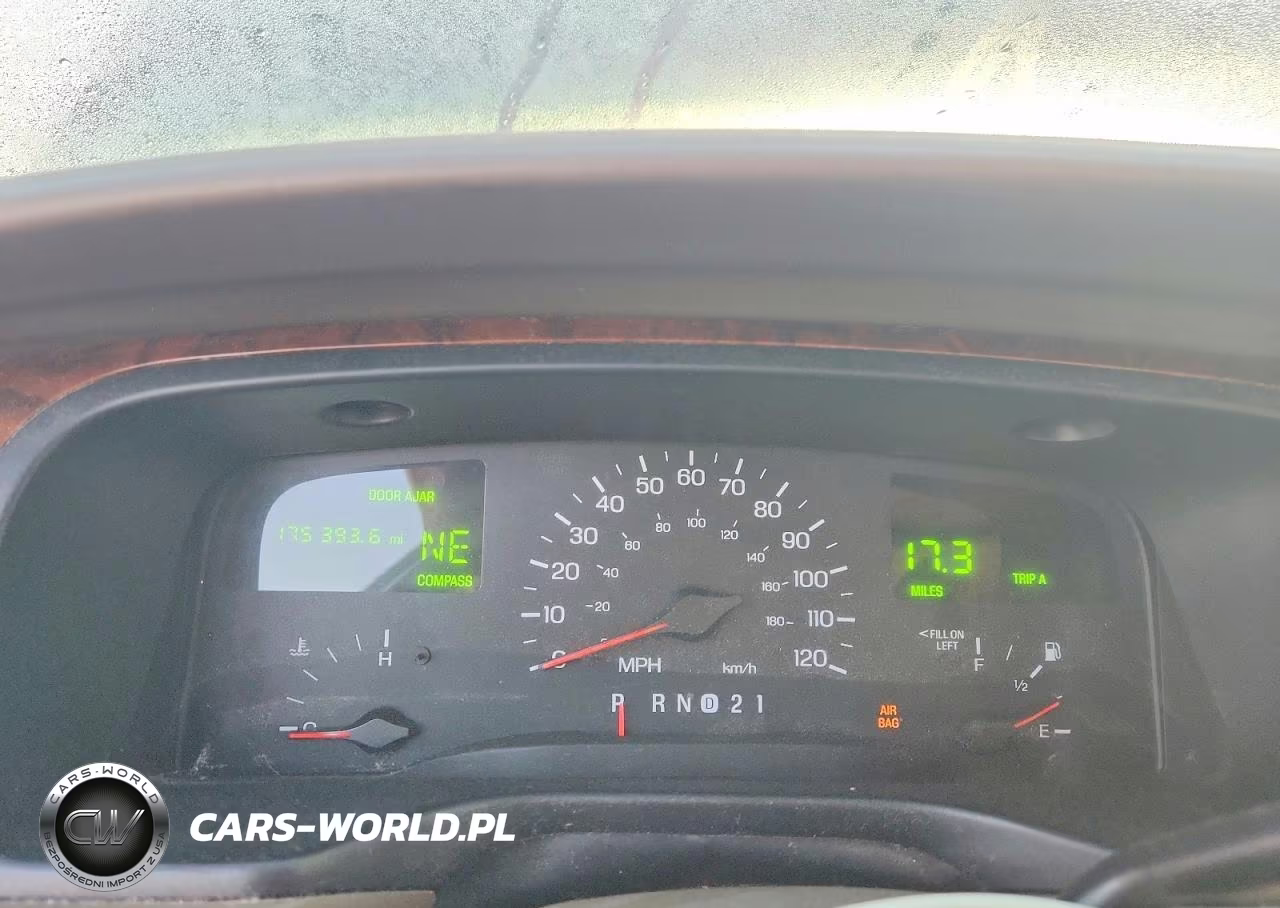 1999 Lincoln Town Car Signature VIN:1LNHM82W3XY618489 - 9