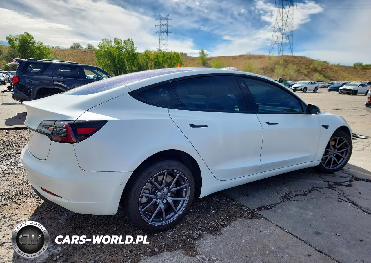 2018 Tesla Model 3 VIN:5YJ3E1EB9JF134829 - 3