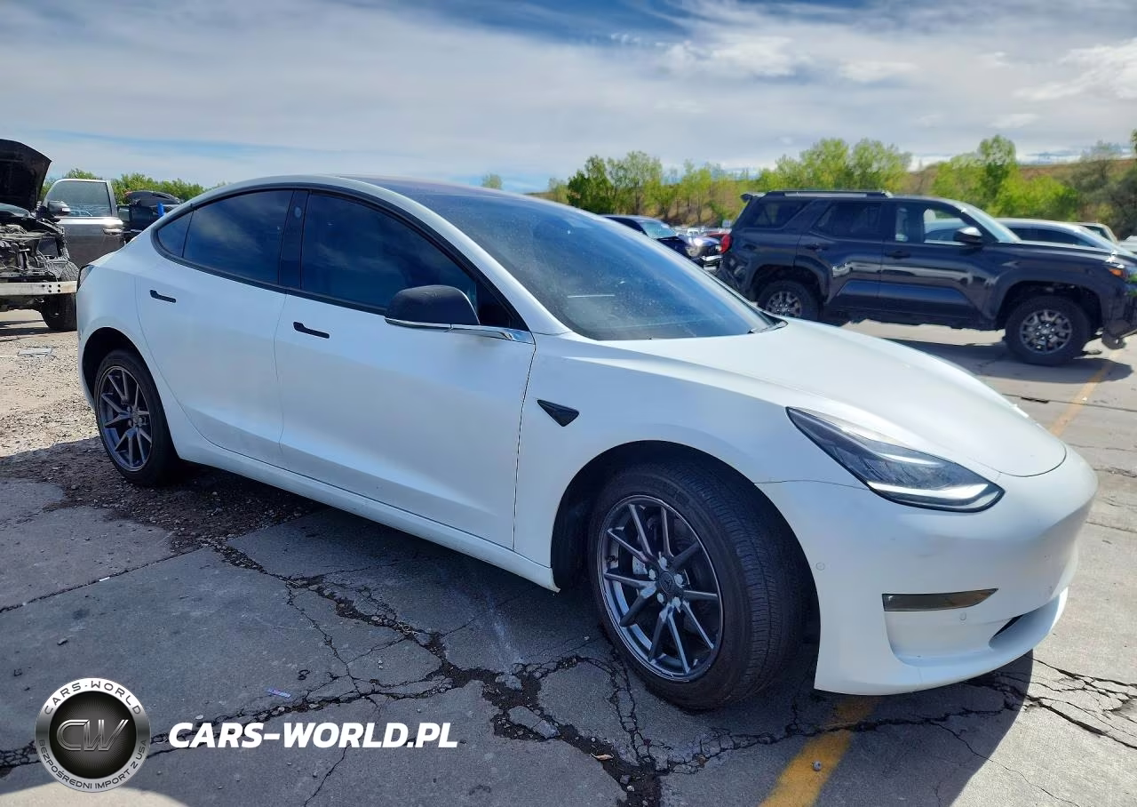 2018 Tesla Model 3 VIN:5YJ3E1EB9JF134829 - 4