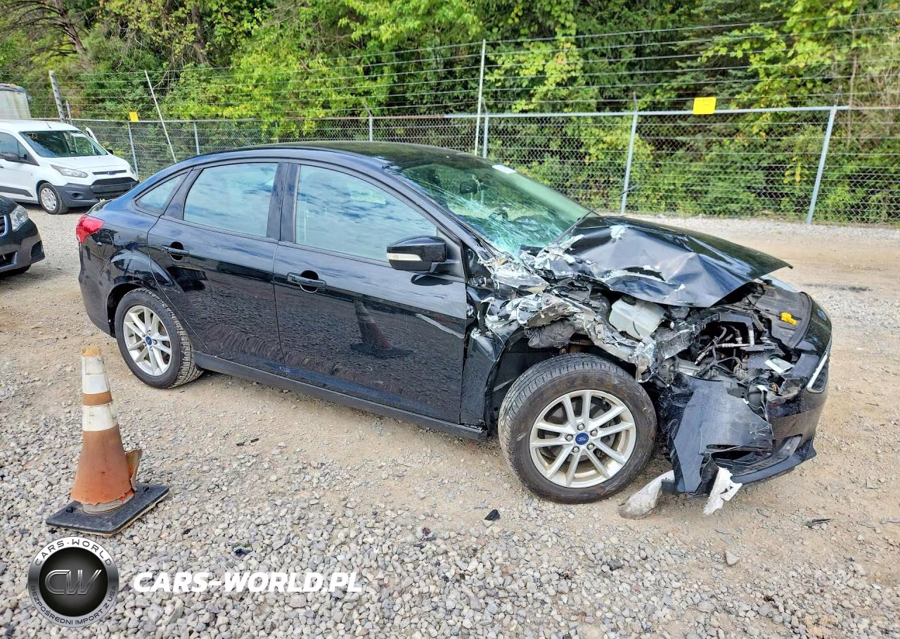 2015 Ford Focus Se VIN:1FADP3F20FL239603 - 4
