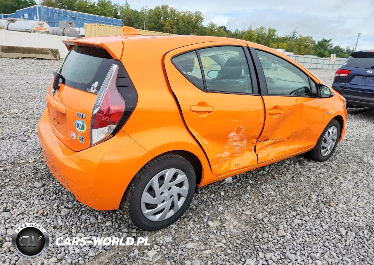2015 Toyota Prius C Two VIN:JTDKDTB33F1090608 - 3