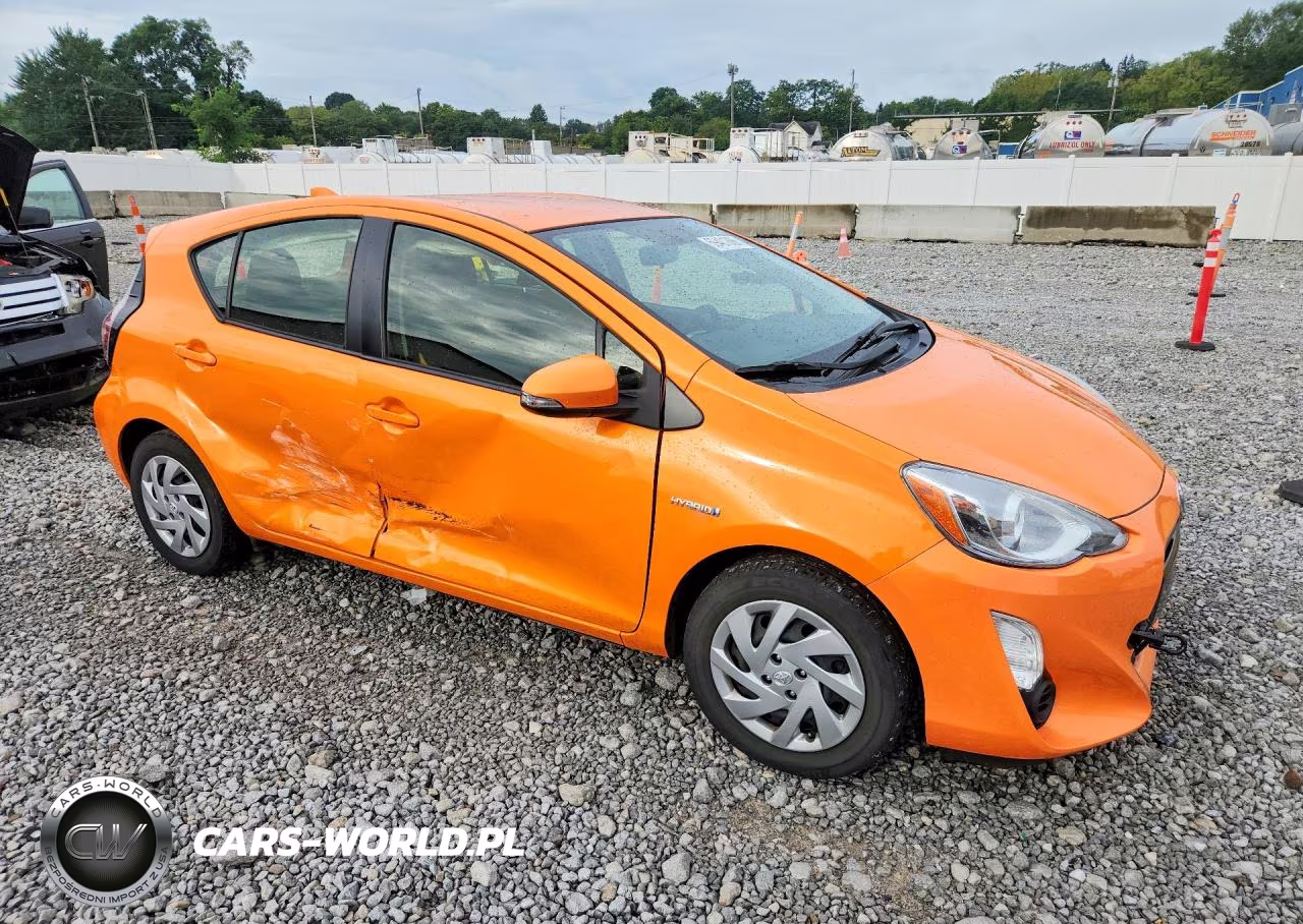 2015 Toyota Prius C Two VIN:JTDKDTB33F1090608 - 4