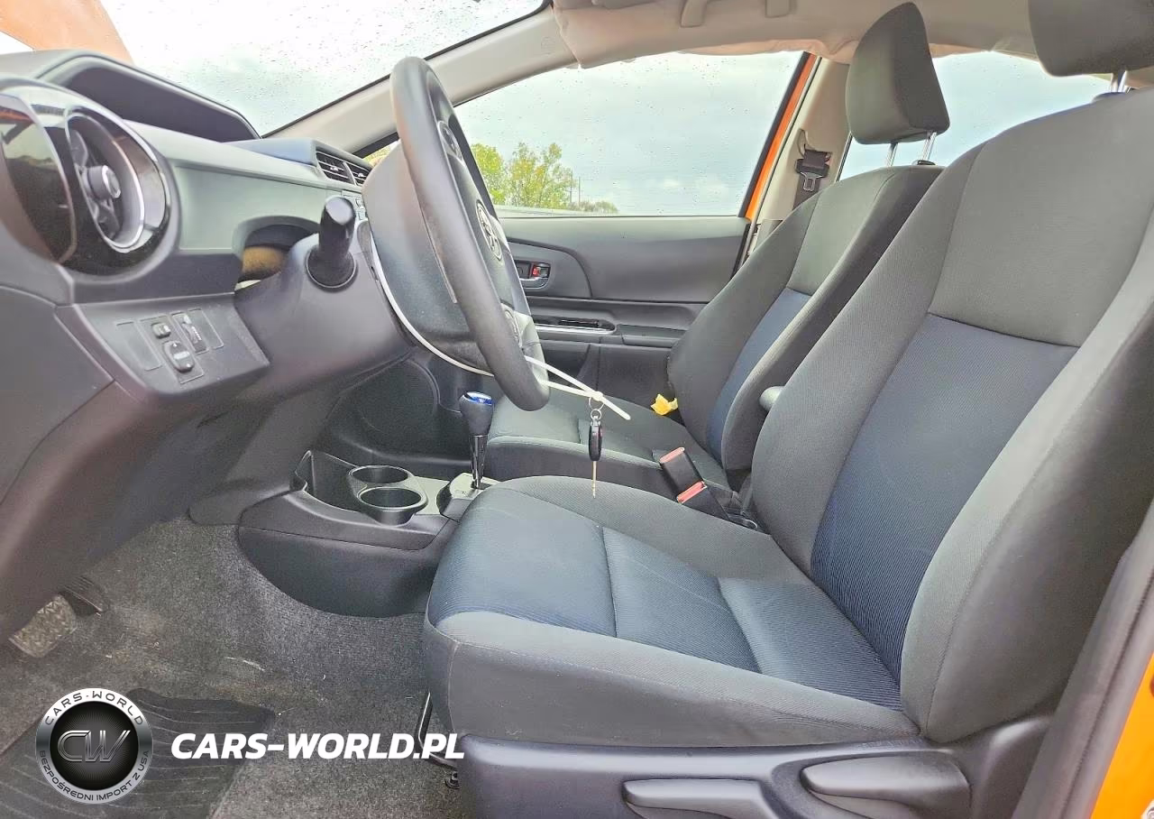 2015 Toyota Prius C Two VIN:JTDKDTB33F1090608 - 7