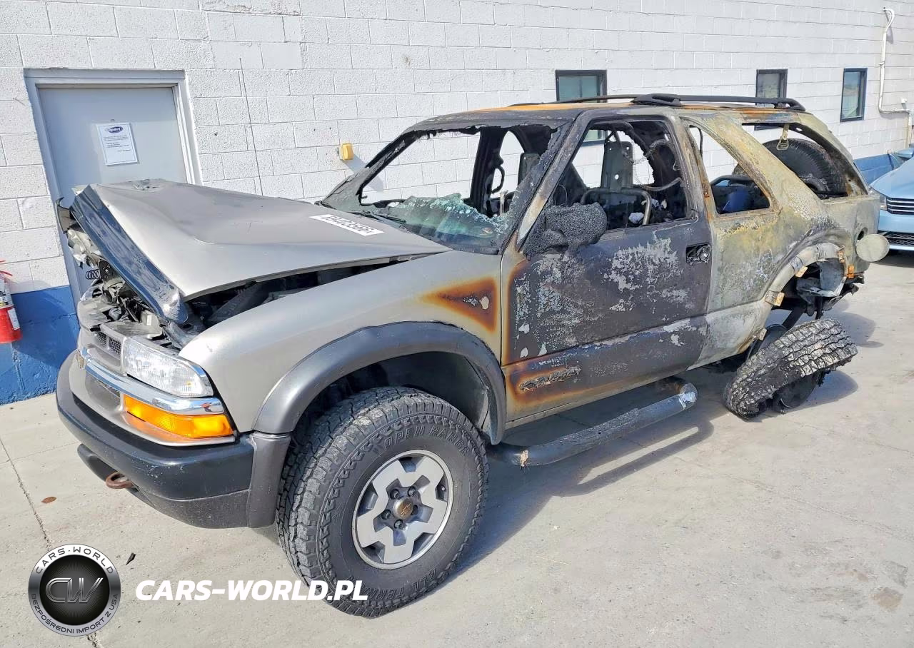 2000 Chevrolet Blazer VIN:1GNCT18W1YK230026 - 1