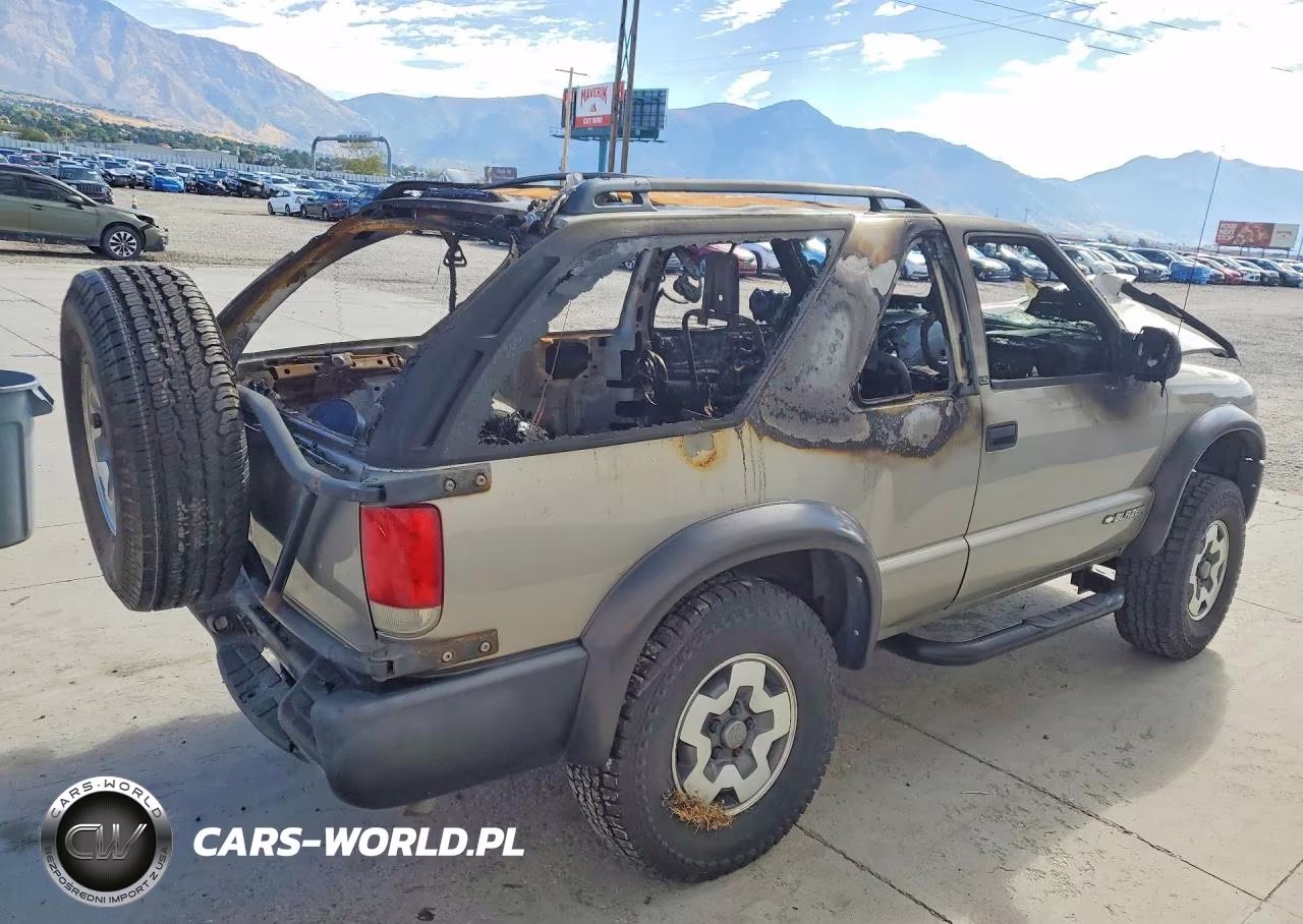 2000 Chevrolet Blazer VIN:1GNCT18W1YK230026 - 3