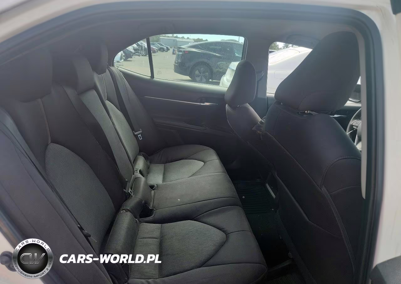 2018 Toyota Camry Le VIN:4T1B11HK7JU590513 - 10