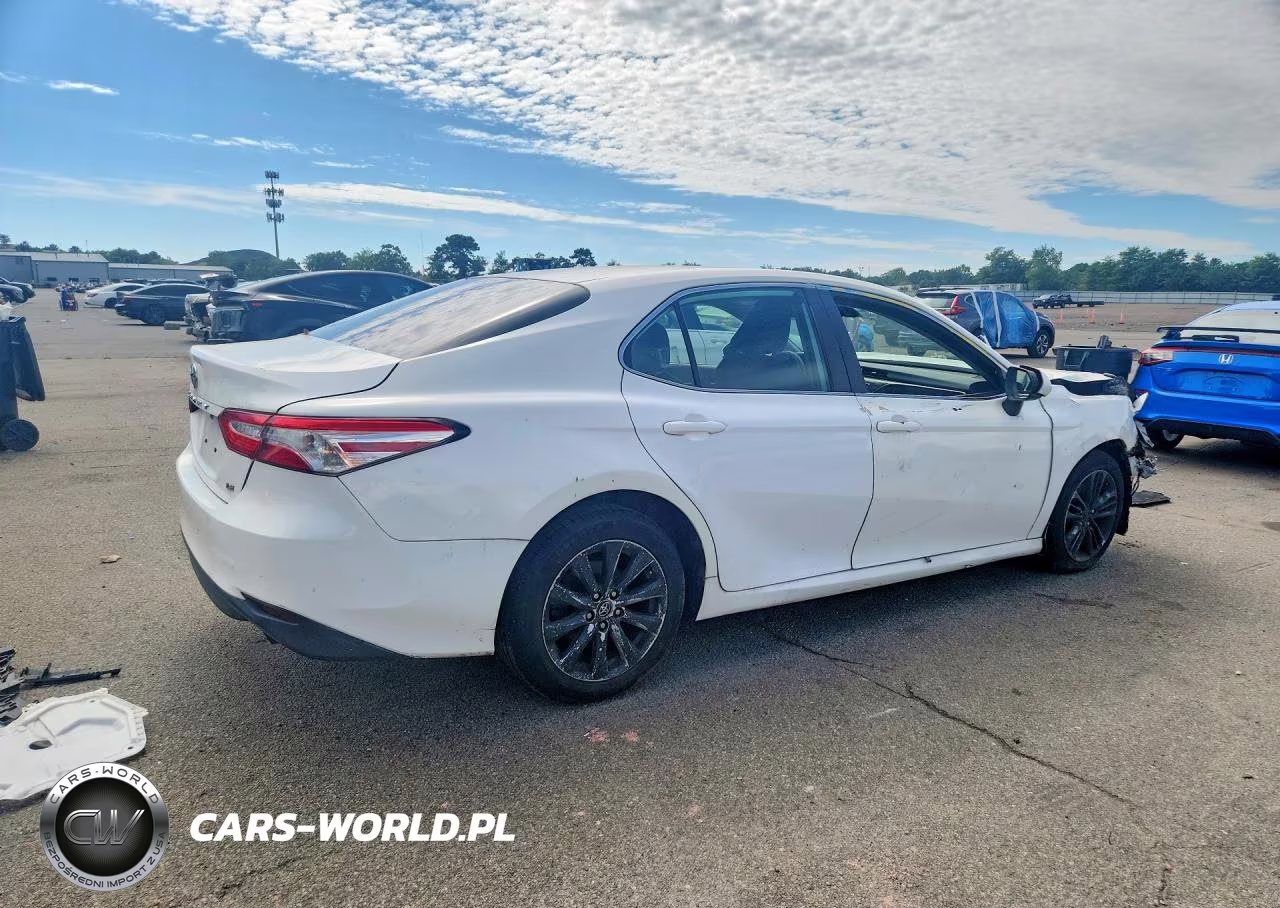 2018 Toyota Camry Le VIN:4T1B11HK7JU590513 - 3