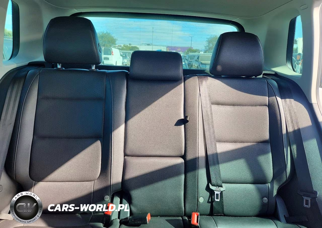 2017 Volkswagen Tiguan Wolfsburg VIN:WVGRV7AXXHK010415 - 10