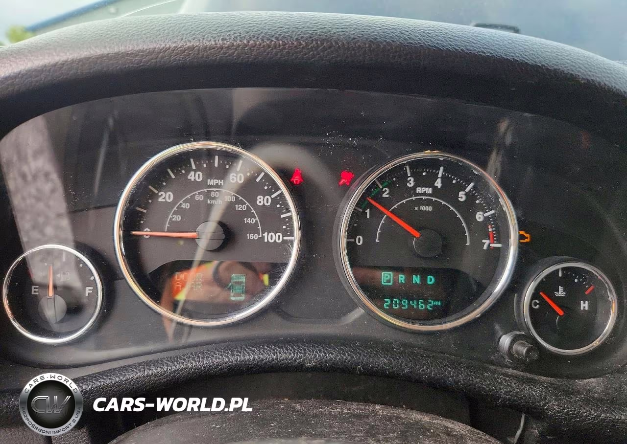 2015 Jeep Wrangler Unlimited Sahara VIN:1C4BJWEGXFL536766 - 9