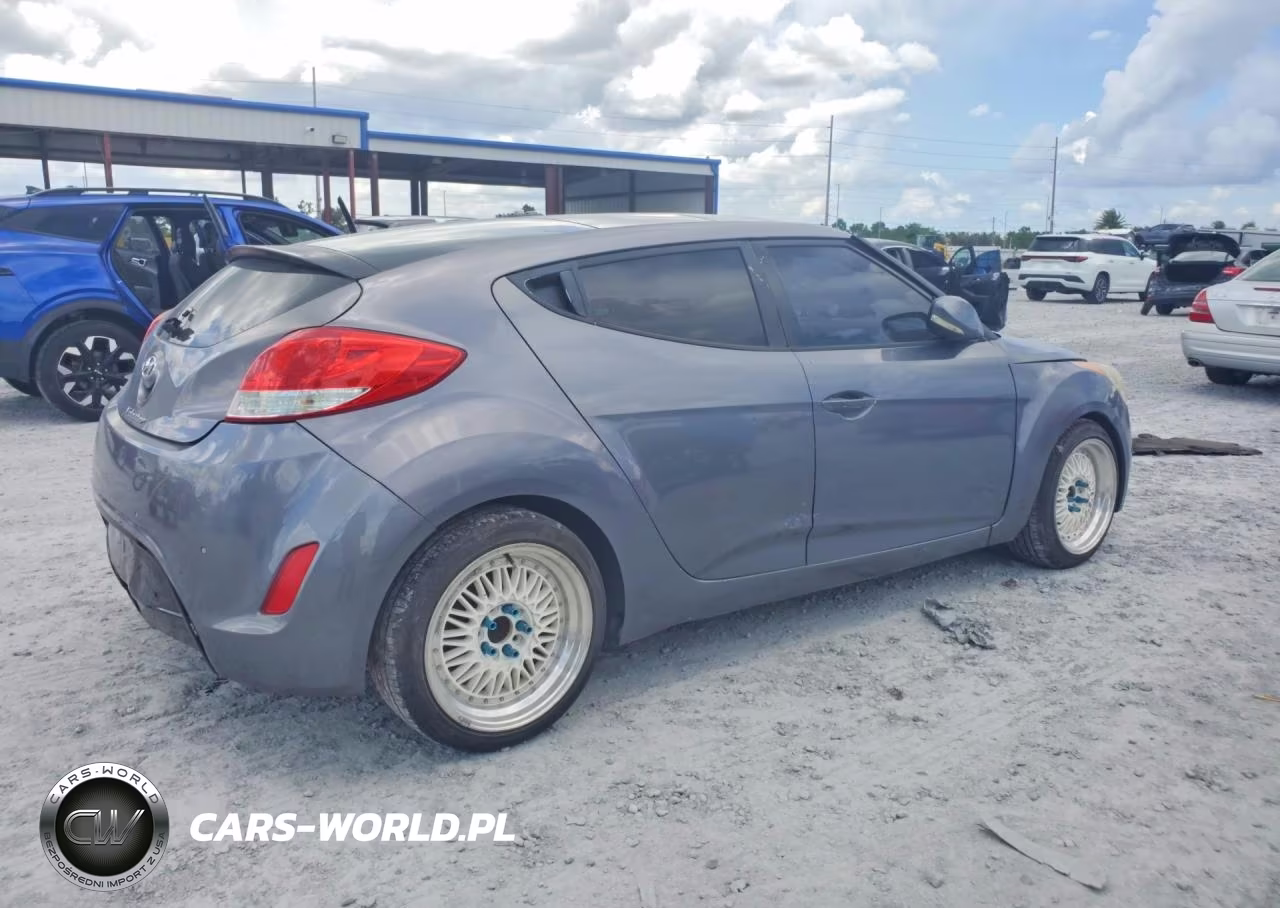 2015 Hyundai Veloster VIN:KMHTC6AD7FU232133 - 3