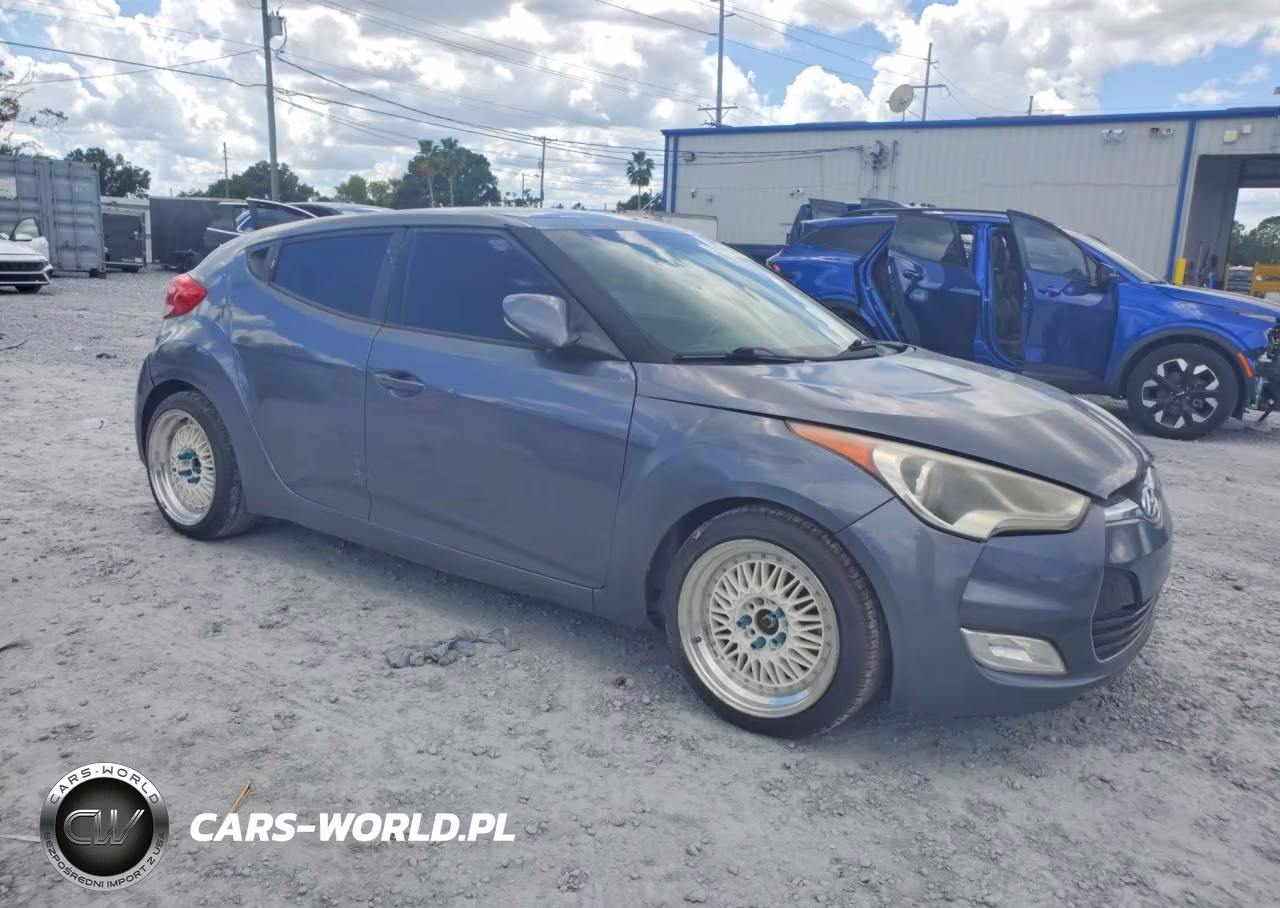 2015 Hyundai Veloster VIN:KMHTC6AD7FU232133 - 4