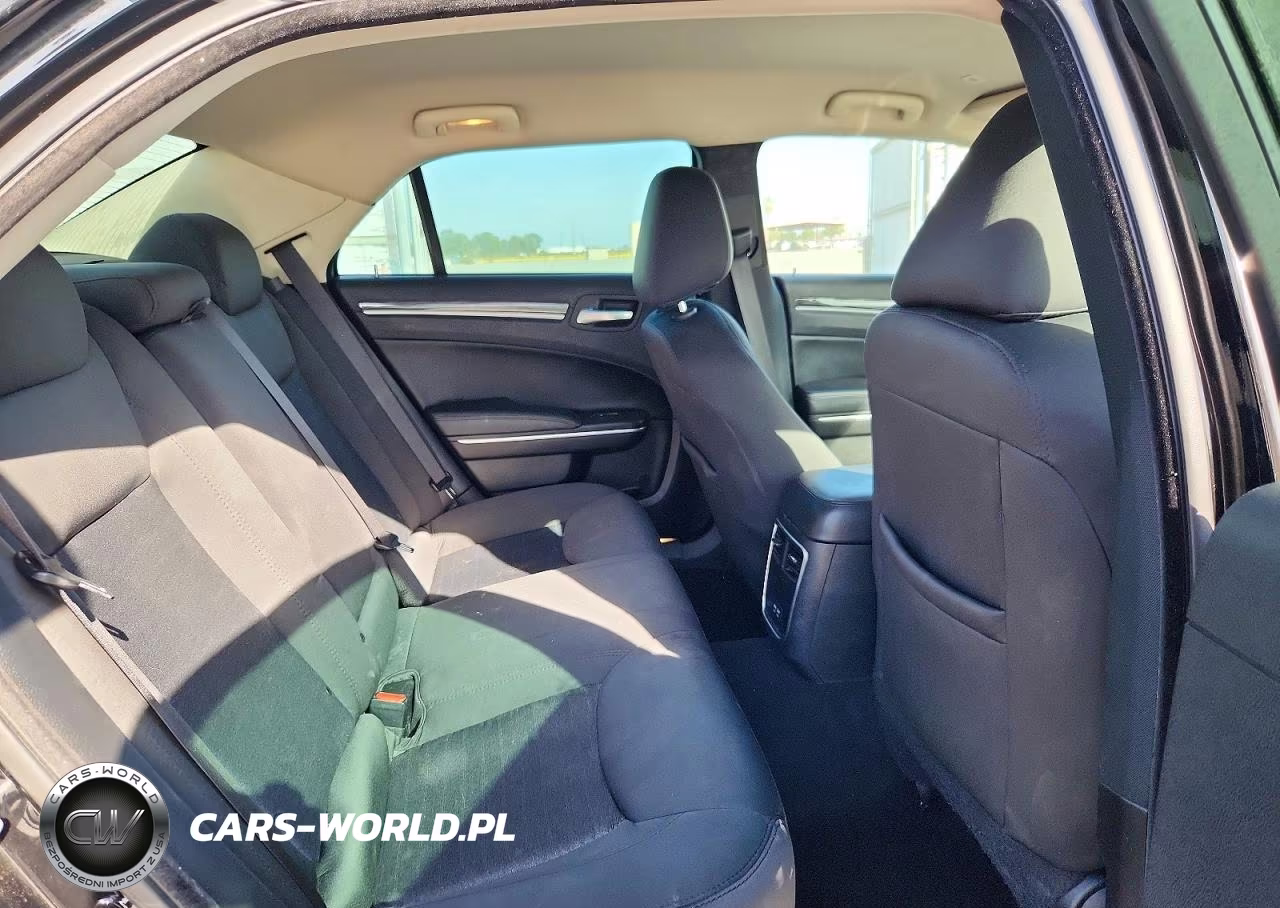 2020 Chrysler 300 Touring VIN:2C3CCAAGXLH212687 - 10