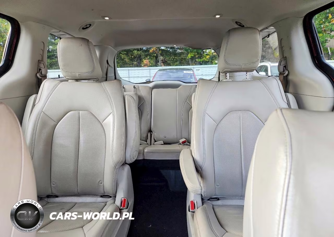 2018 Chrysler Pacifica Hybrid Touring L VIN:2C4RC1L73JR157669 - 10