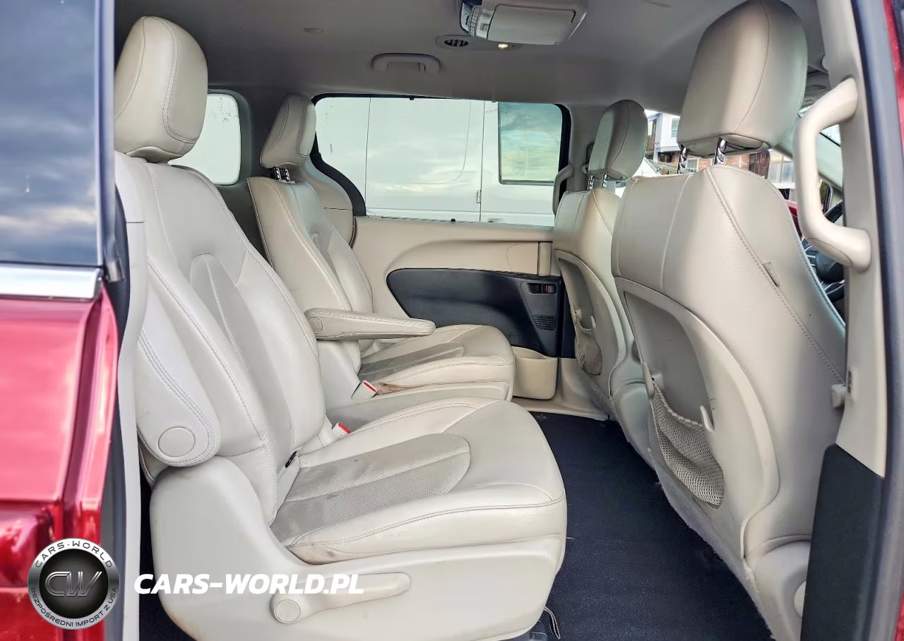 2018 Chrysler Pacifica Hybrid Touring L VIN:2C4RC1L73JR157669 - 11