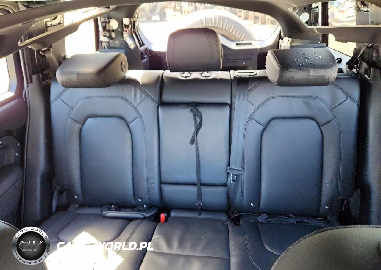 2024 Land Rover Defender 110 S VIN:SALEJ7EX4R2281411 - 10