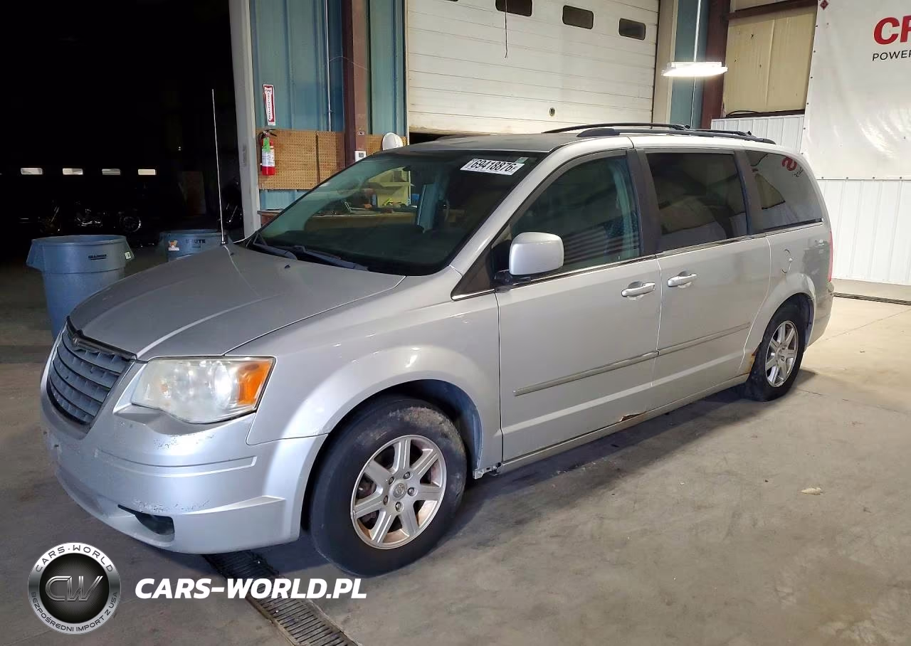 2010 Chrysler Town & Country Touring Plus – zdjęcie 1 z 13