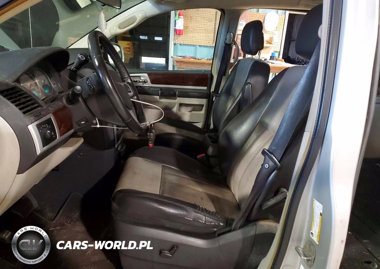 2010 Chrysler Town & Country Touring Plus VIN:2A4RR8DX7AR321361 - 7