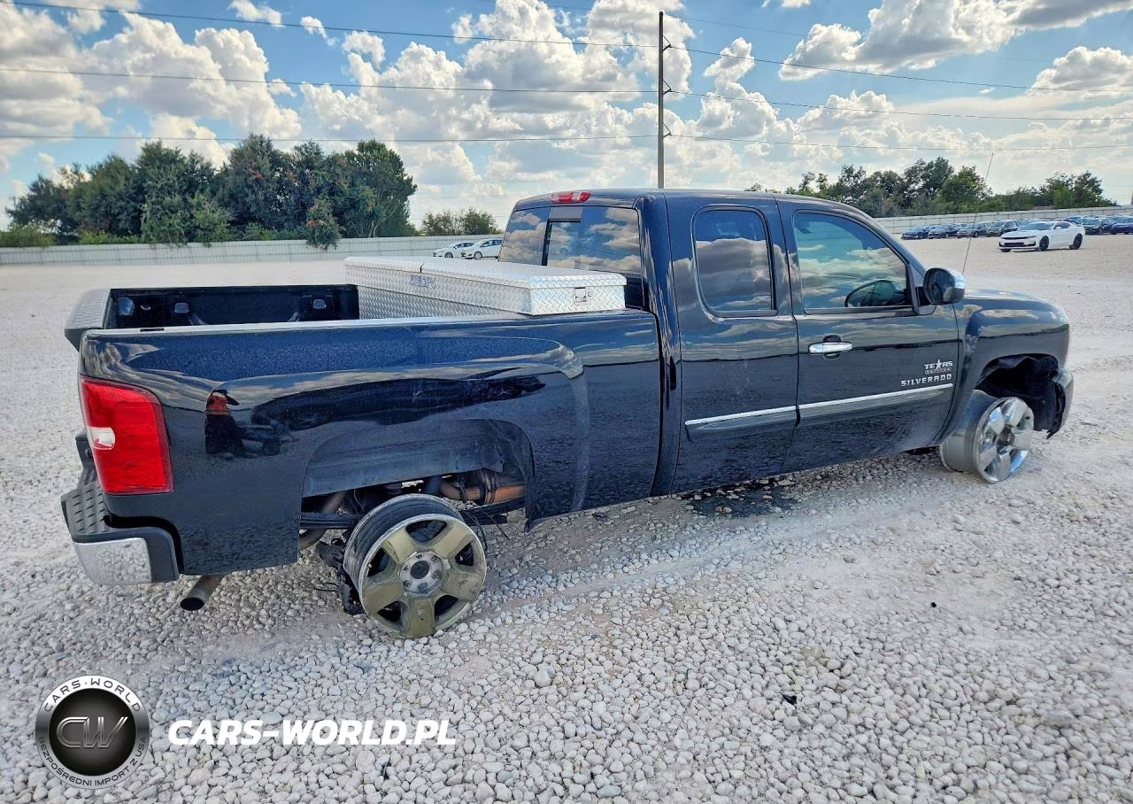 2011 Chevrolet Silverado C1500 Lt VIN:1GCRCSE03BZ277839 - 3
