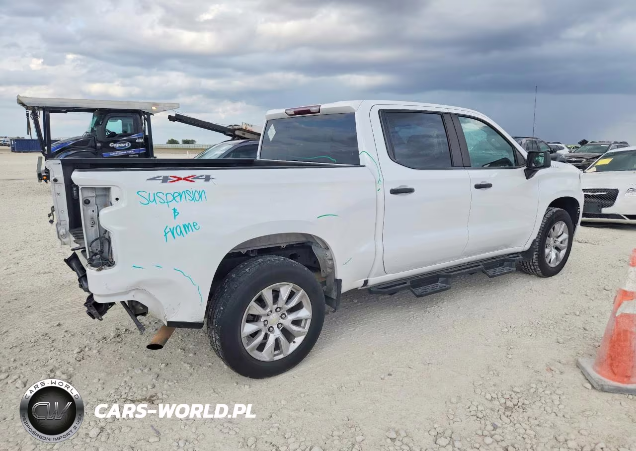 2022 Chevrolet Silverado K1500 Custom VIN:1GCPDBEK2NZ582291 - 3