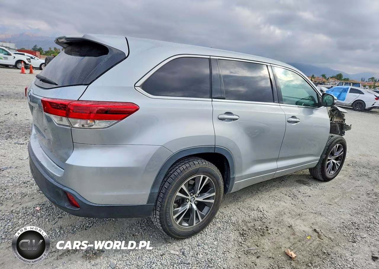 2018 Toyota Highlander Le VIN:5TDZARFH3JS034342 - 3