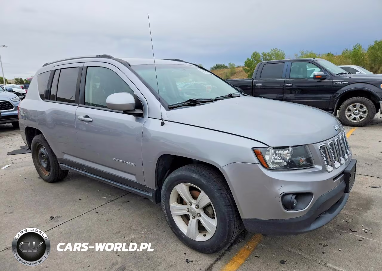 2017 Jeep Compass Latitude VIN:1C4NJDEB8HD196777 - 4