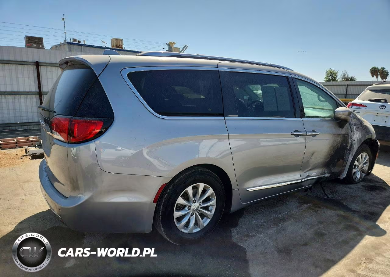 2018 Chrysler Pacifica Touring L Plus VIN:2C4RC1EG4JR260922 - 3