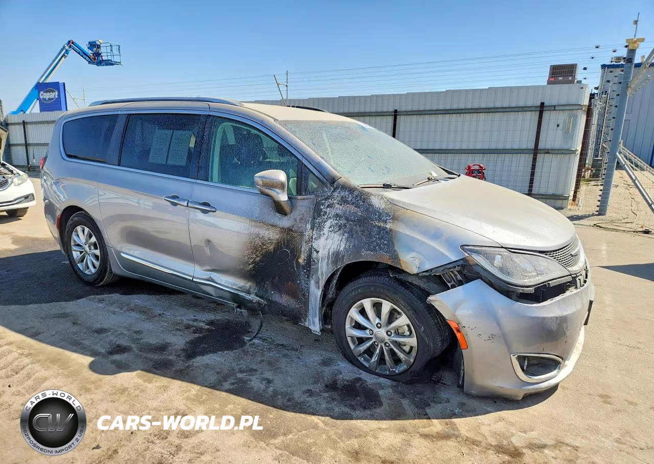 2018 Chrysler Pacifica Touring L Plus VIN:2C4RC1EG4JR260922 - 4