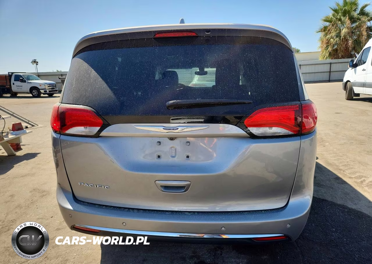 2018 Chrysler Pacifica Touring L Plus VIN:2C4RC1EG4JR260922 - 6