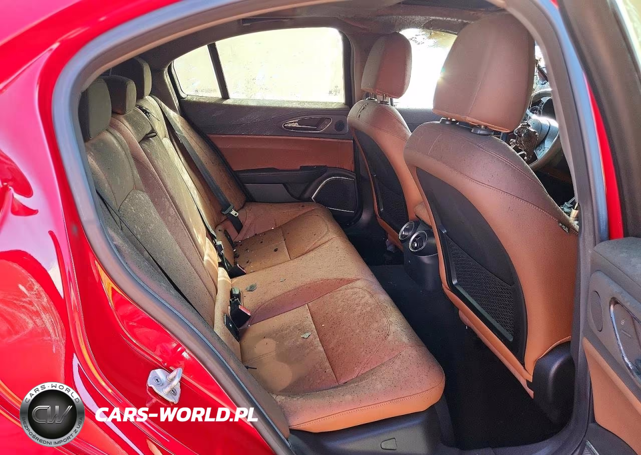 2018 Alfa Romeo Giulia Ti Q4 VIN:ZARFAEENXJ7580574 - 10