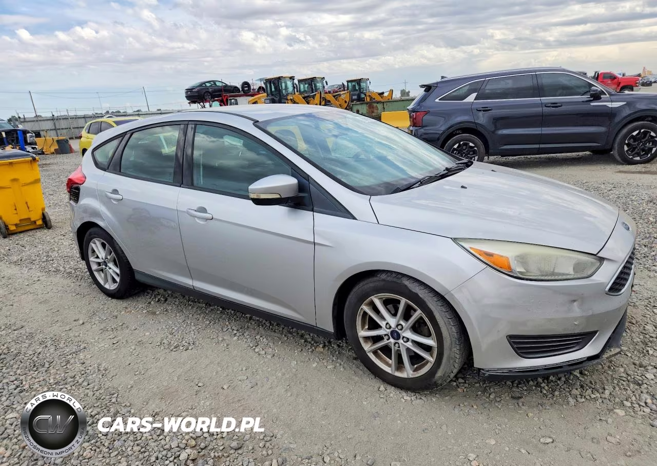 2015 Ford Focus Se VIN:1FADP3K25FL317945 - 4