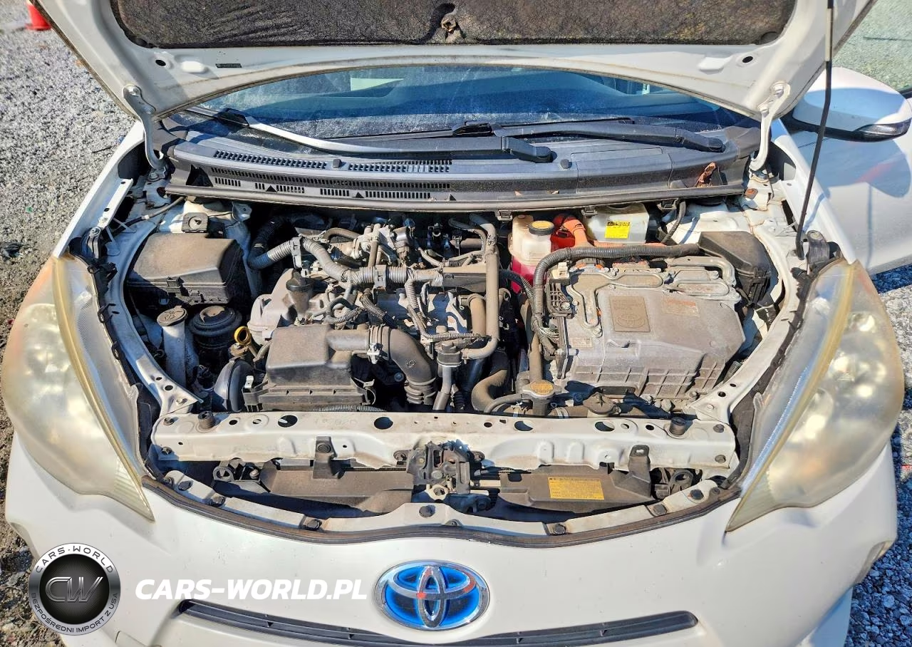 2013 Toyota Prius C Two VIN:JTDKDTB37D1058337 - 11