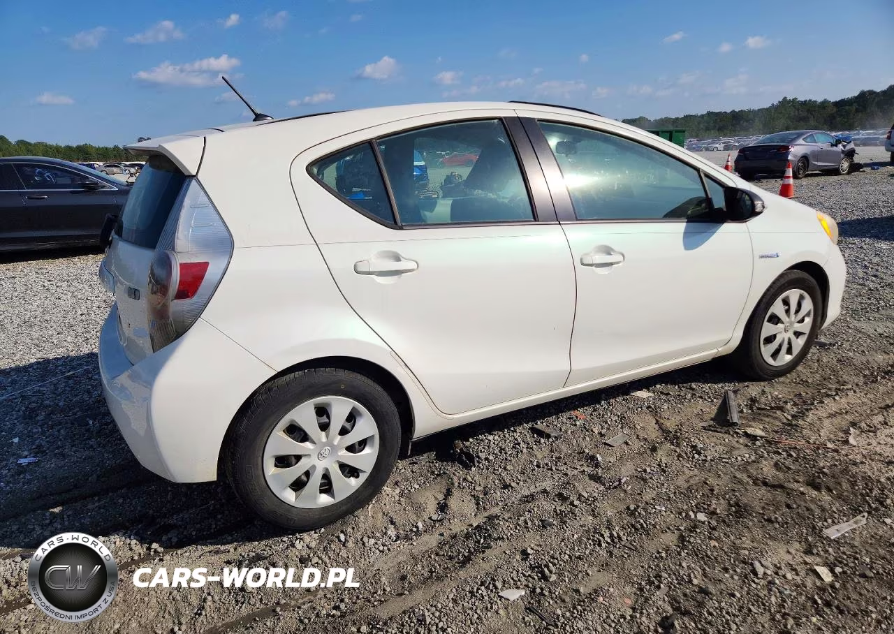 2013 Toyota Prius C Two VIN:JTDKDTB37D1058337 - 3