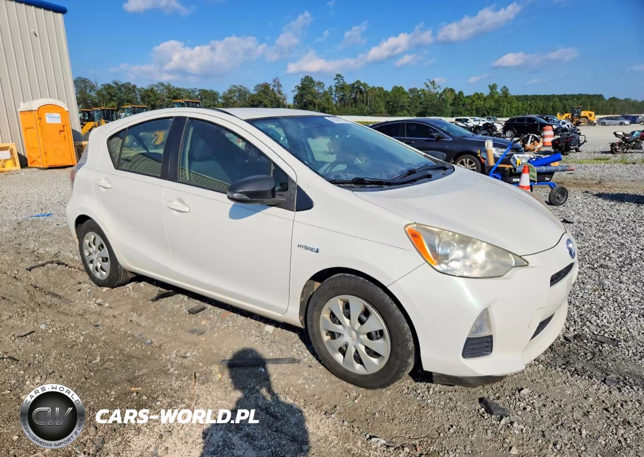 2013 Toyota Prius C Two VIN:JTDKDTB37D1058337 - 4