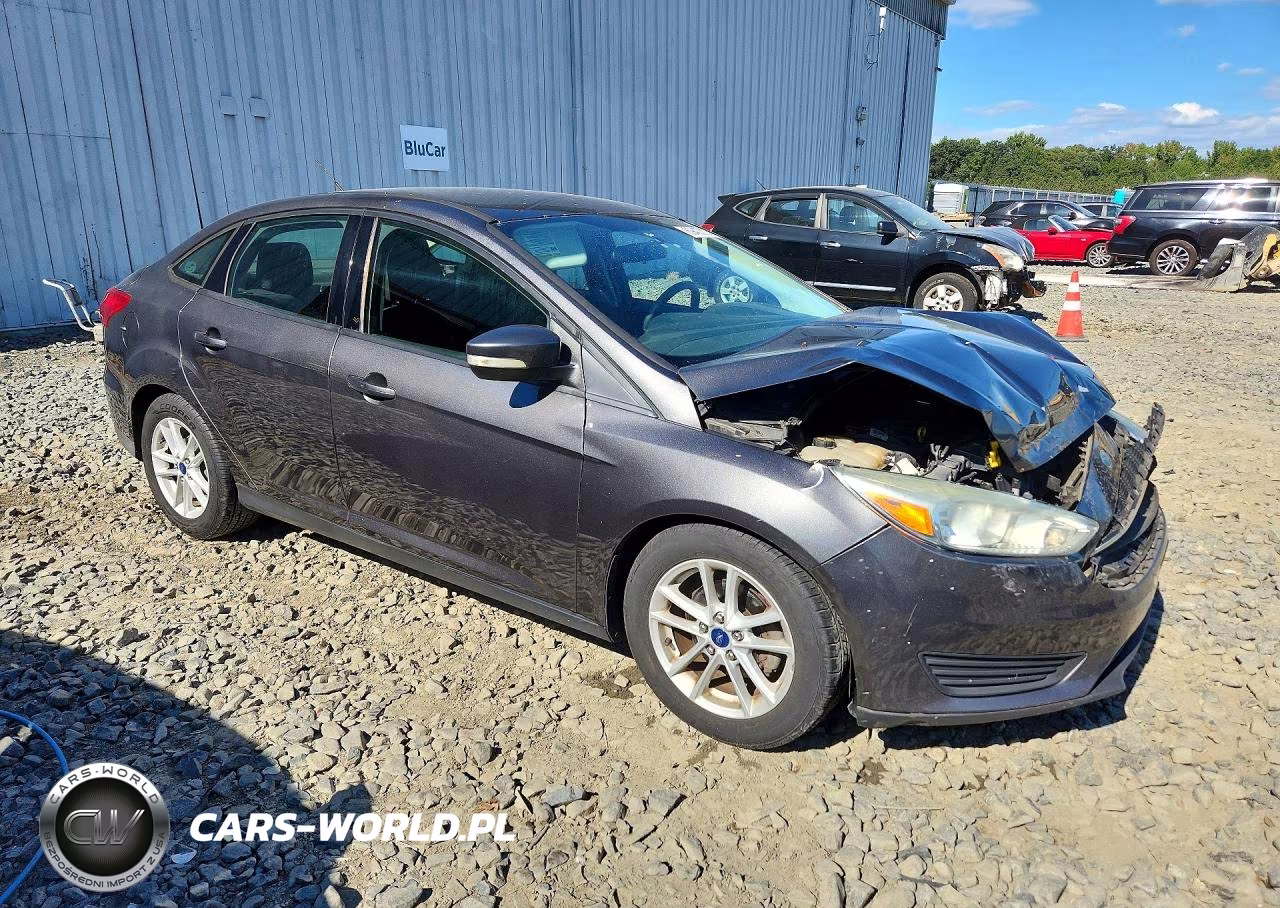 2015 Ford Focus Se VIN:1FADP3F22FL263207 - 4